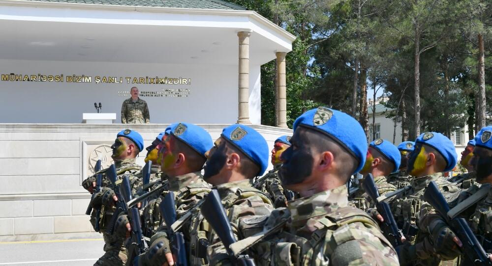 Президент Ильхам Алиев ознакомился с условиями, созданными в одной из воинских частей коммандо Министерства обороны, вручил воинской части Боевое знамя