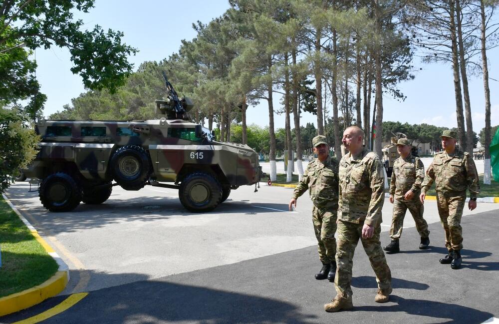 Президент Ильхам Алиев ознакомился с условиями, созданными в одной из воинских частей коммандо Министерства обороны, вручил воинской части Боевое знамя