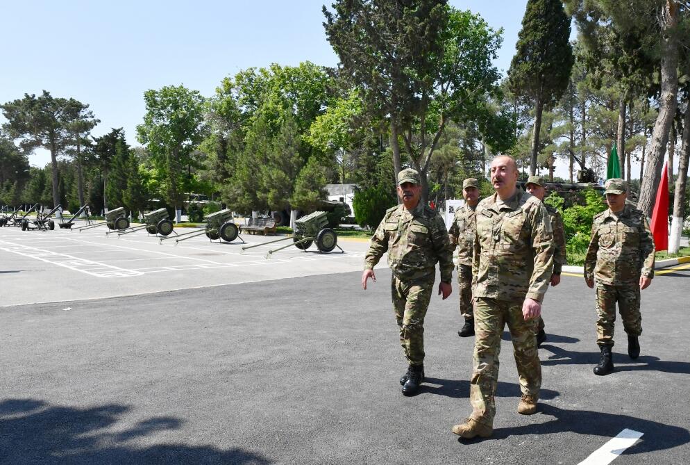 Президент Ильхам Алиев ознакомился с условиями, созданными в одной из воинских частей коммандо Министерства обороны, вручил воинской части Боевое знамя