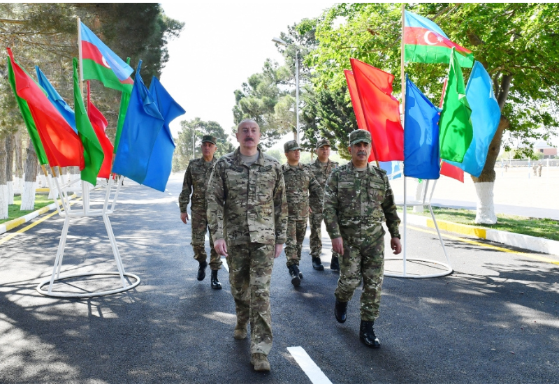 Президент Ильхам Алиев ознакомился с условиями, созданными в одной из воинских частей коммандо Министерства обороны, вручил воинской части Боевое знамя