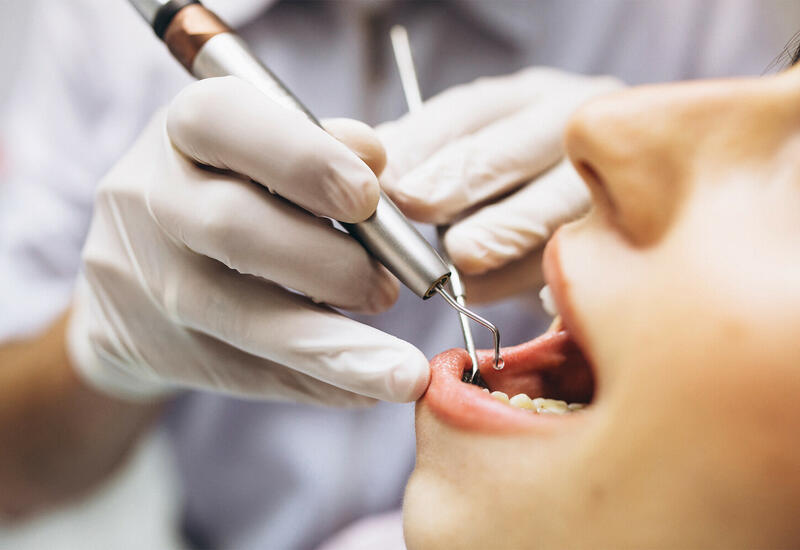 Cтоматолог назвал повседневную привычку, опасную для зубов
