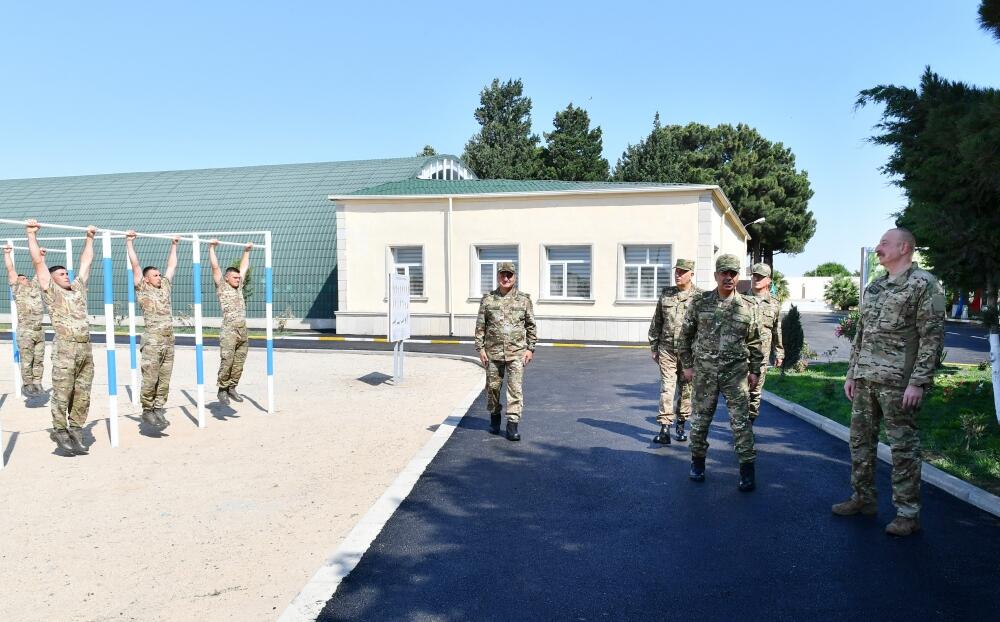 Президент Ильхам Алиев ознакомился с условиями, созданными в одной из воинских частей коммандо Министерства обороны, вручил воинской части Боевое знамя