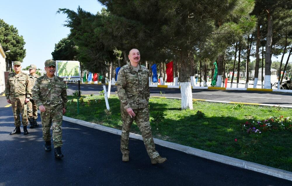 Президент Ильхам Алиев ознакомился с условиями, созданными в одной из воинских частей коммандо Министерства обороны, вручил воинской части Боевое знамя