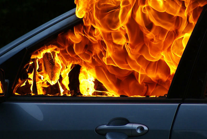 Недалеко от Международного аэропорта Гейдар Алиев произошло возгорание автомобиля