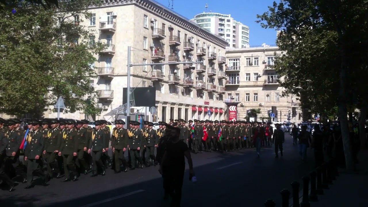 В центре Баку звучит военный марш