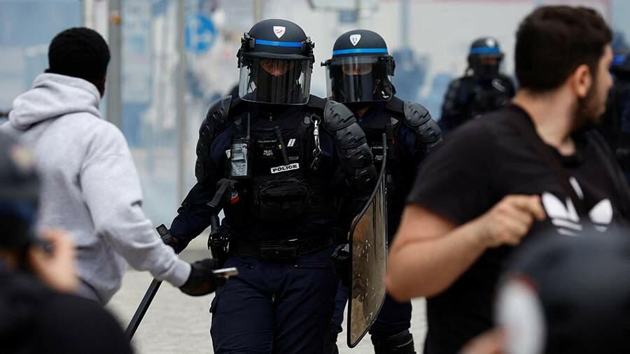 Во Франции задержали 875 участников беспорядков