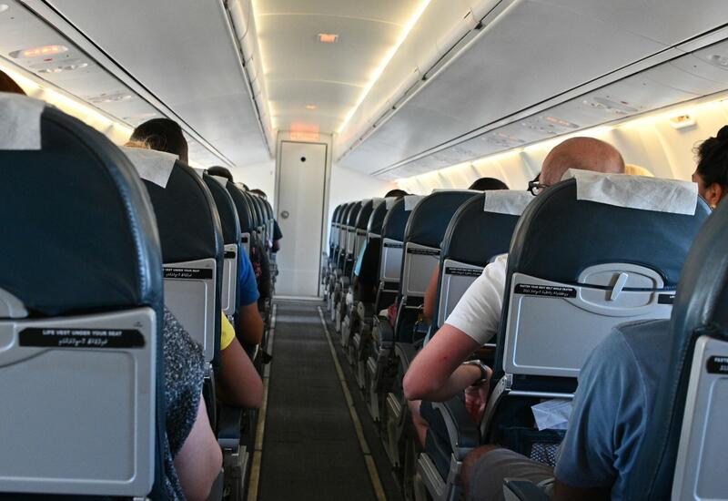 Истерика туристки из-за воображаемого пассажира в самолете завирусилась в сети