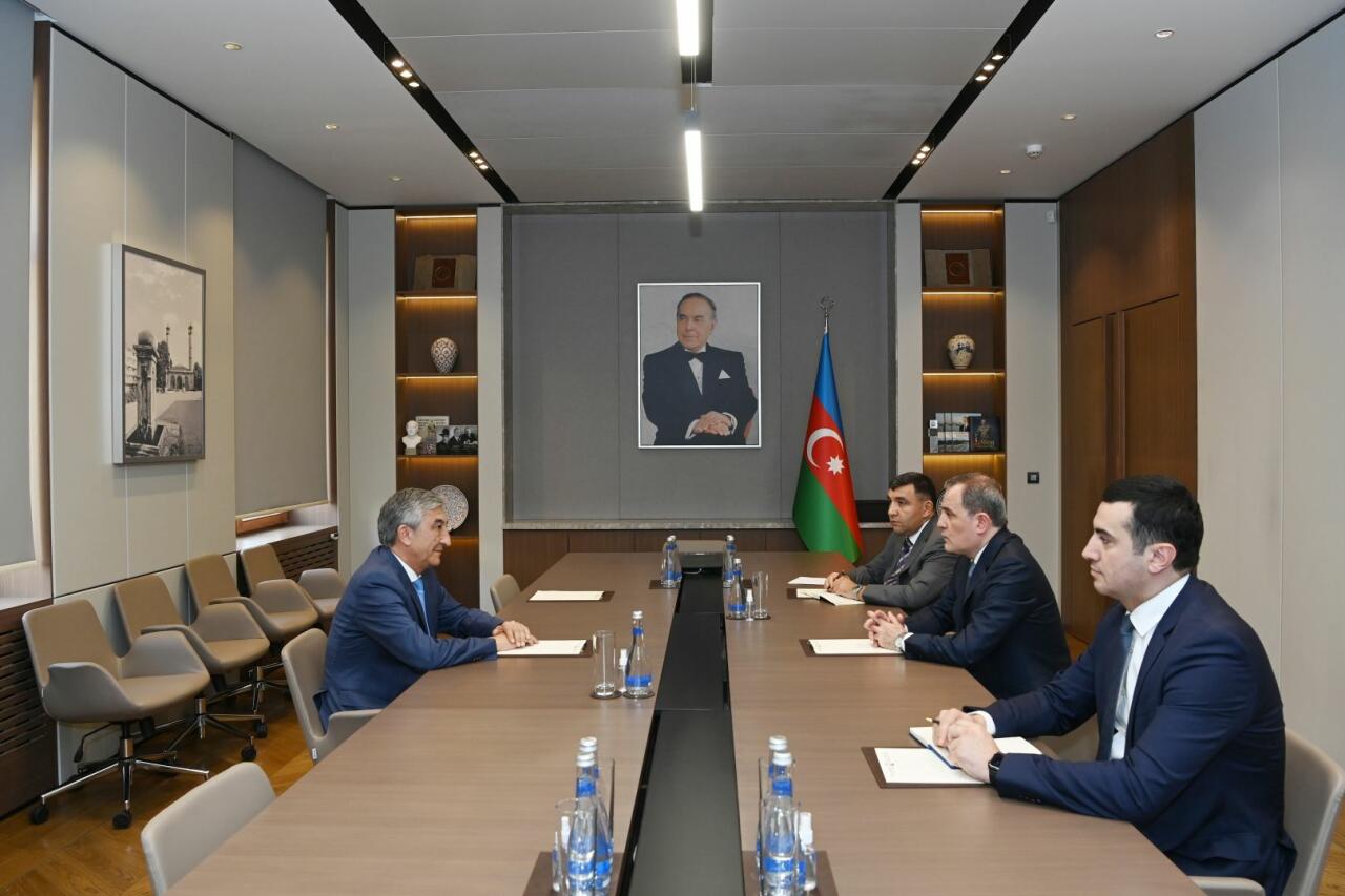 Глава МИД Азербайджана встретился с послом Таджикистана