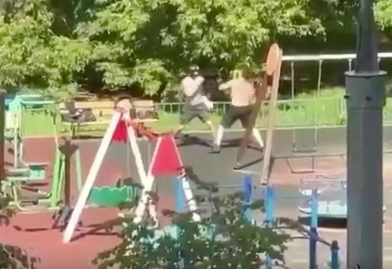 Мужчины устроили боксерский бой на детской площадке