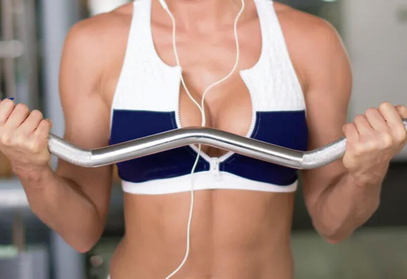 Приведи грудь в форму: можно ли подтянуть бюст упражнениями и как это сделать?
