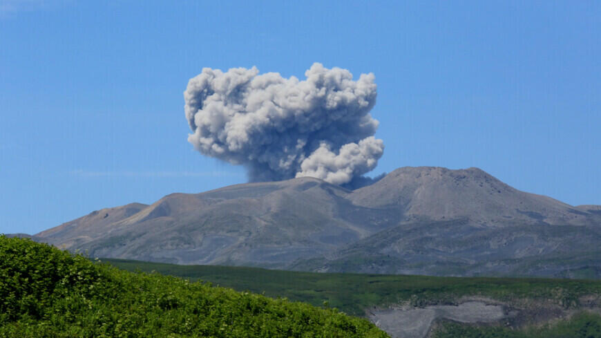 Мощное извержение вулкана Эбеко