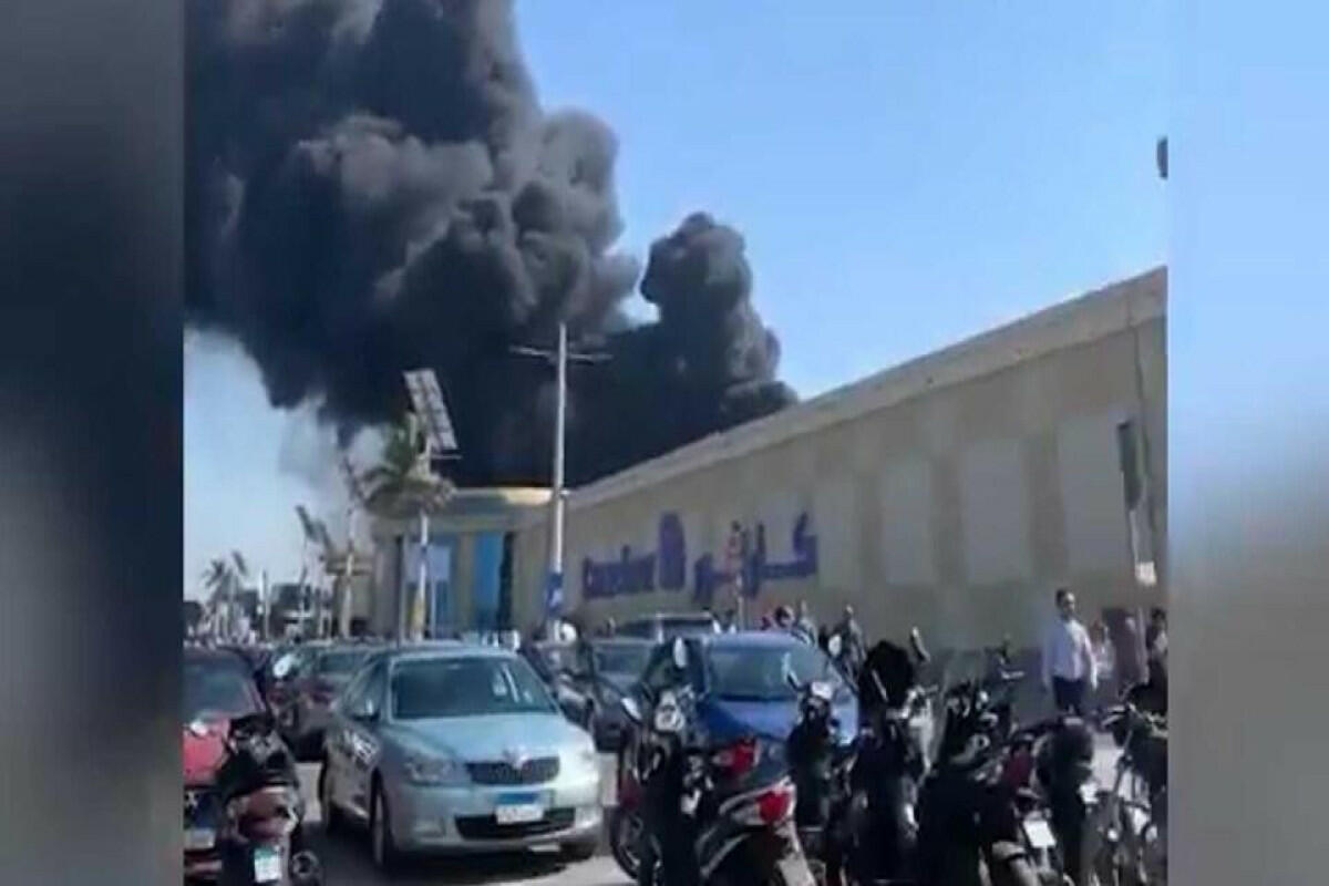 Крупный пожар охватил торговый центр в Египте