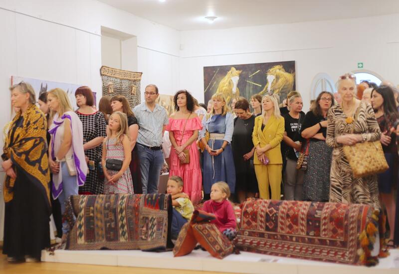 На выставке в Латвии представлены ковровые изделия из коллекции азербайджанского музея