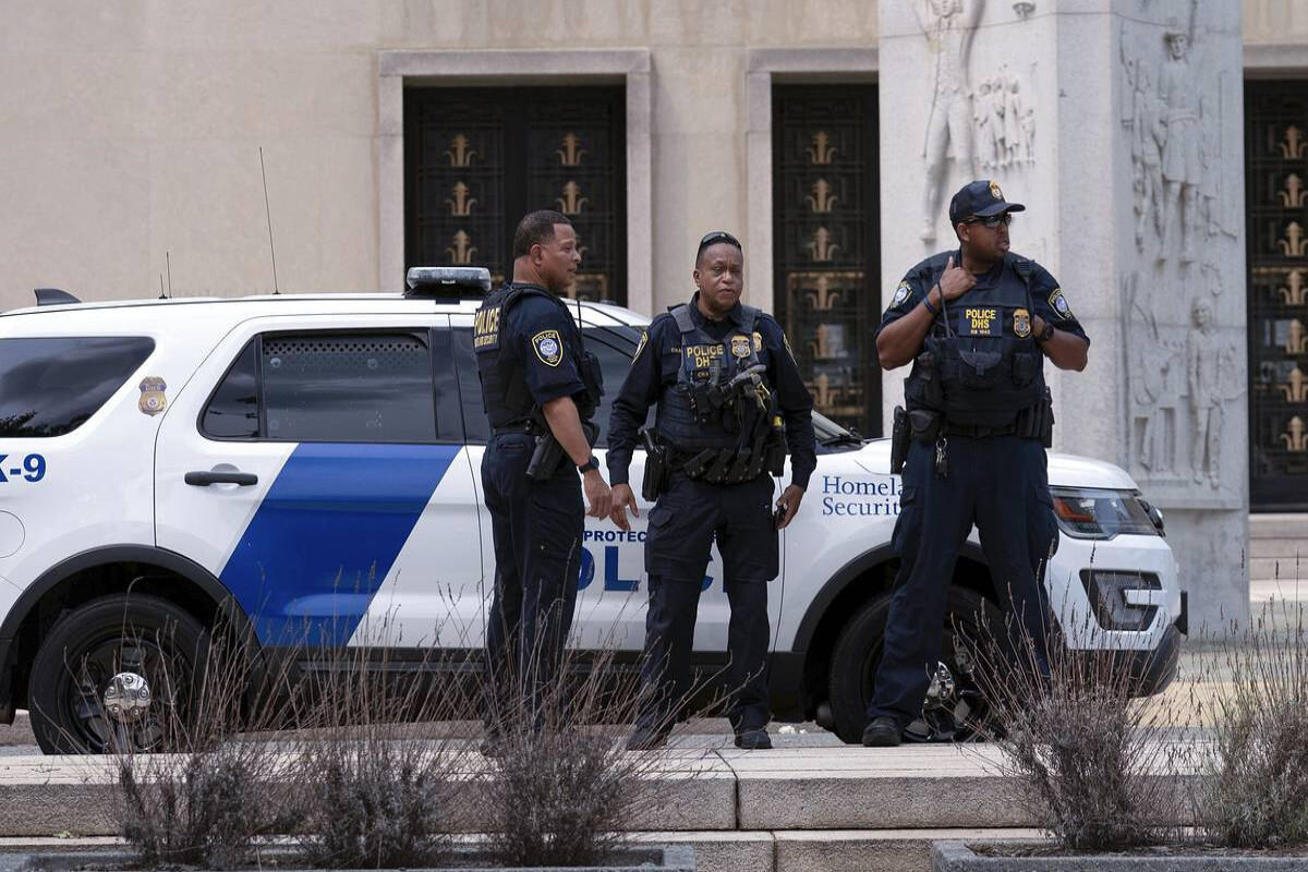 Полиция Капитолия проводит обыски в зданиях Сената