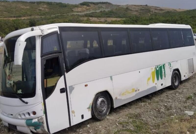 В окрестностях Агсу разбился туристический автобус