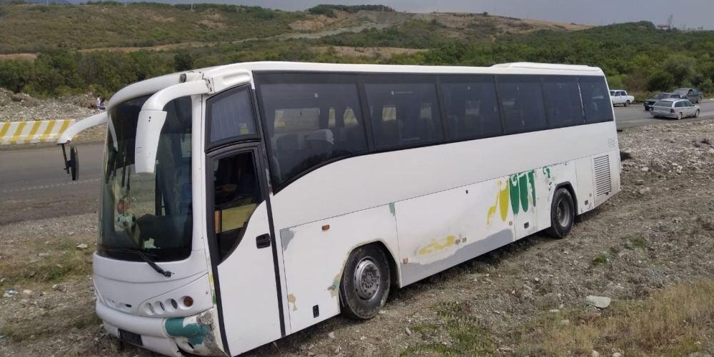 В окрестностях Агсу разбился туристический автобус