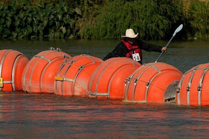 Власти Техаса установили заграждения против мигрантов на реке Рио-Гранде