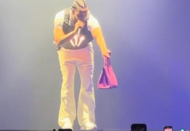 Дрейк на концерте подарил фанатке дорогую сумку