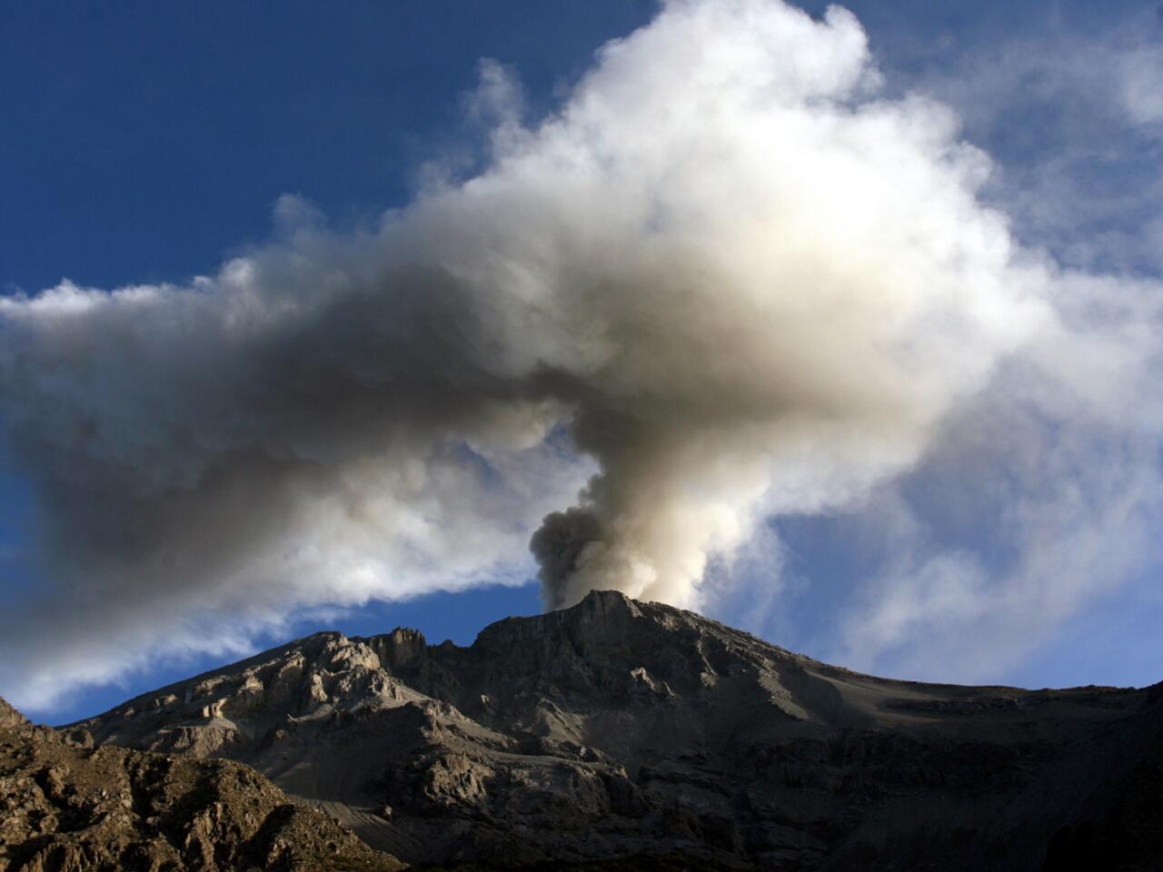 В Перу началось извержение вулкана Убинас