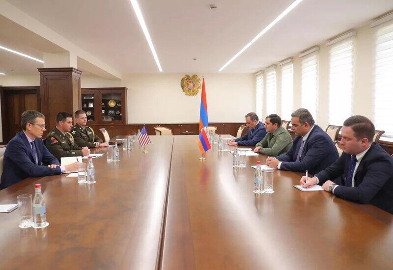 Глава армянского минобороны встретился с военным атташе США