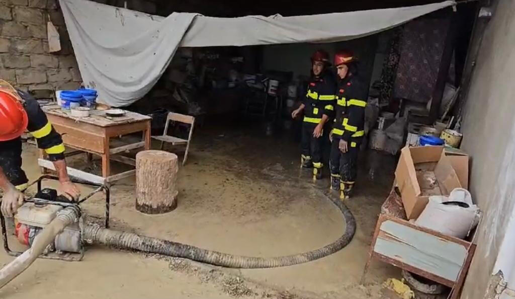 В Хызинском районе принимаются меры в связи с подтопленными домами