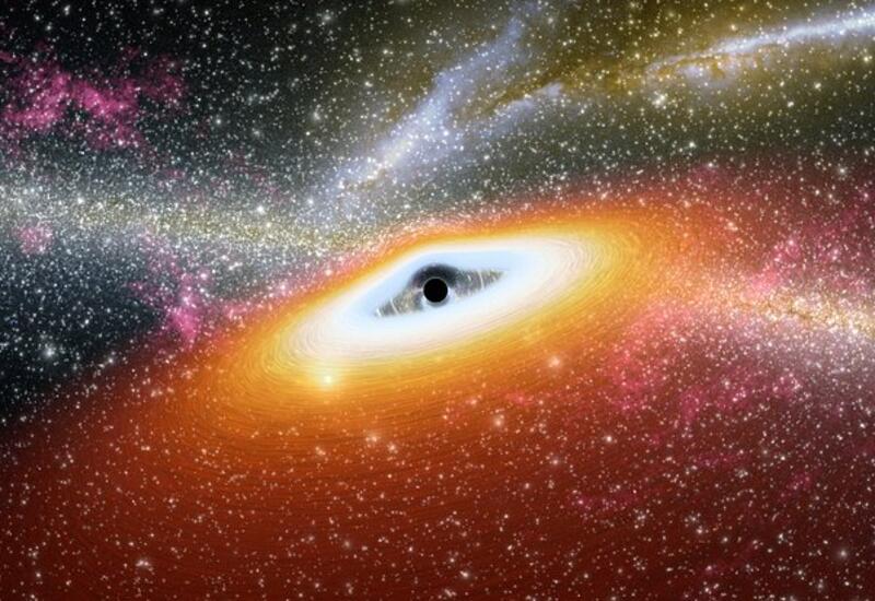 Ученые обнаружили вокруг гигантской черной дыры «чудесный поглотитель»
