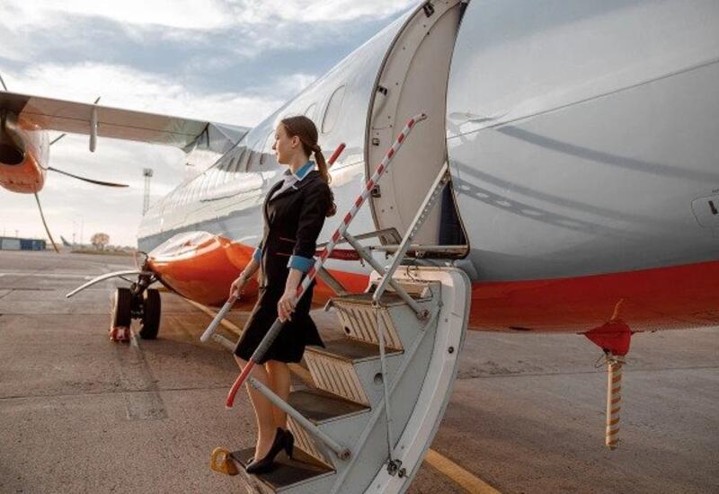 Стюардесса заворожила пользователей сети своей прогулкой по взлетно-посадочной полосе