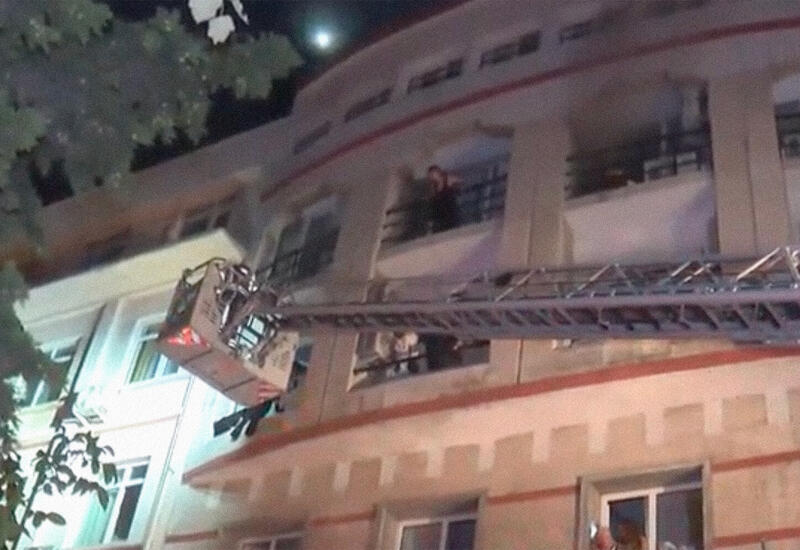 Десятки туристов были спасены из горящего отеля в Стамбуле