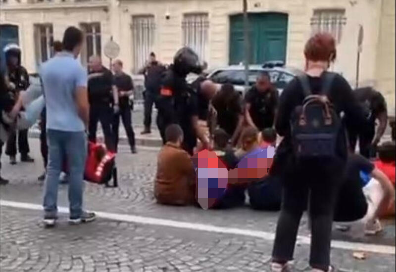 Французская полиция с применением силы разогнала армян перед посольством Азербайджана