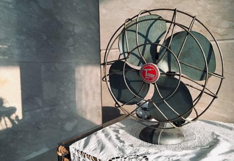 Тиктокерша подсказала необычный способ использовать вентилятор в спальне