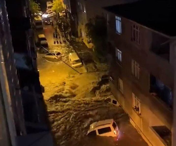 İstanbulda leysan yağışları nəticəsində 2 nəfər ölüb