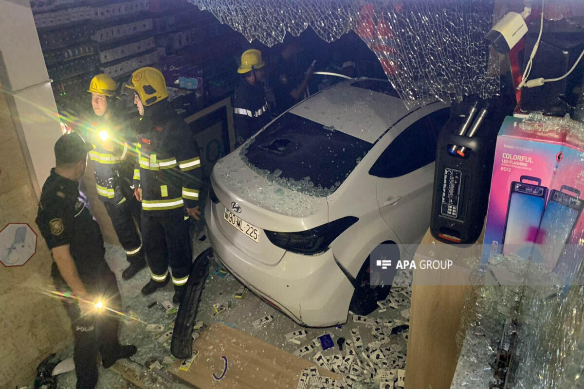 Угнал машину бывшей жены и въехал в магазин - курьезное ДТП в Баку - ФОТО