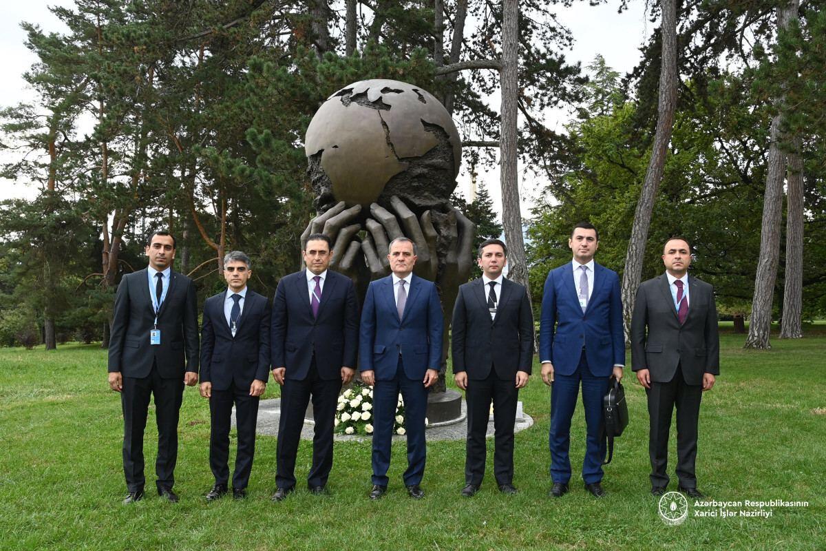 Джейхун Байрамов посетил памятник 