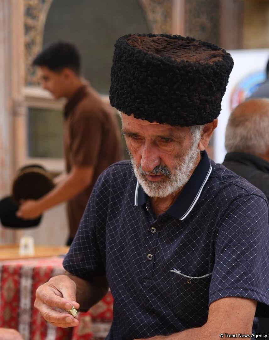 В старинной части Баку - Ичери шехер стартовал турнир по нардам среди ветеранов