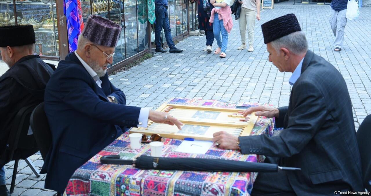 В старинной части Баку - Ичери шехер стартовал турнир по нардам среди ветеранов