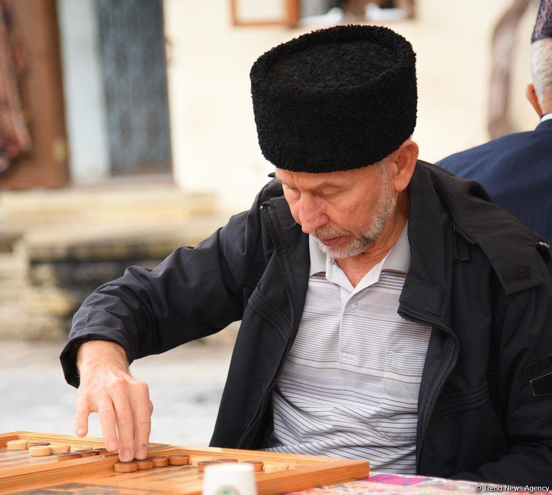 В старинной части Баку - Ичери шехер стартовал турнир по нардам среди ветеранов