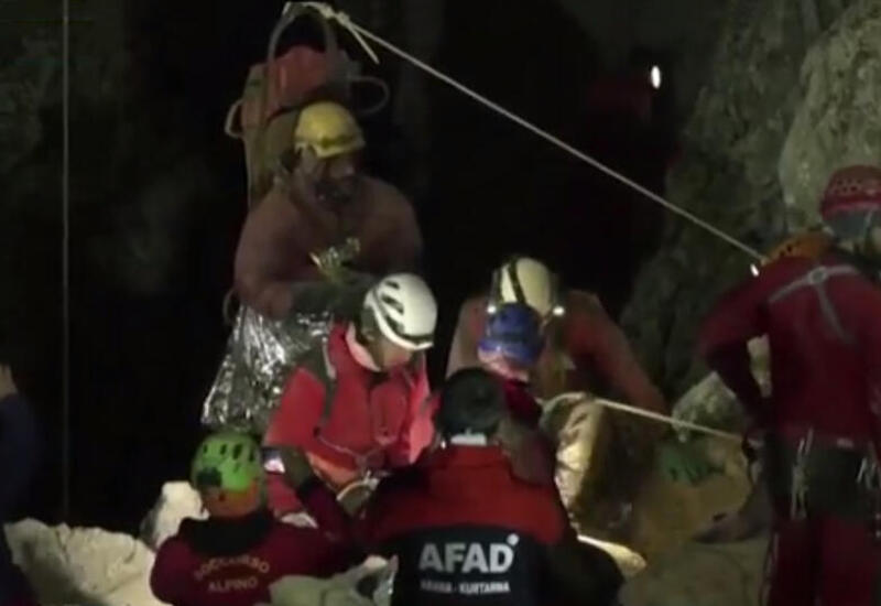 Застрявшего в пещере на две недели мужчину спасли в Турции