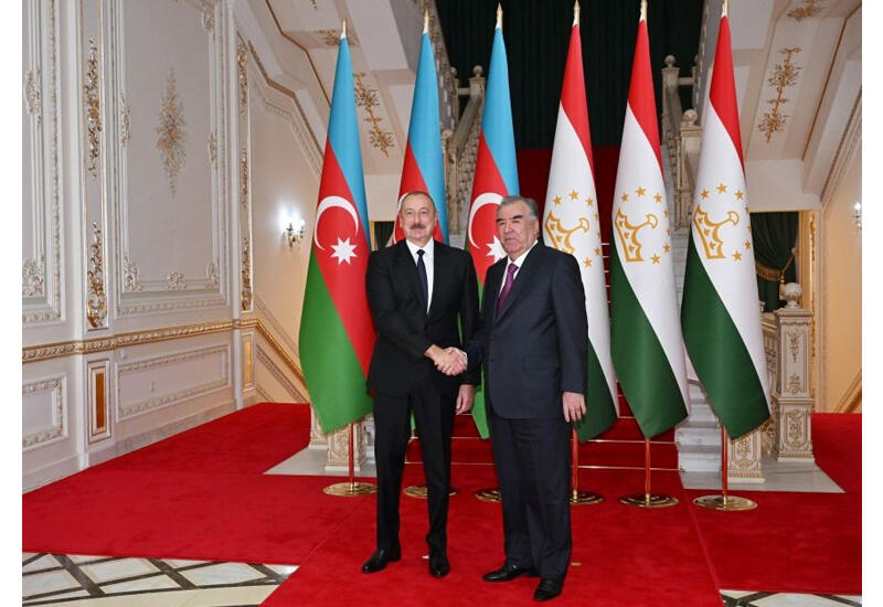 Президент Ильхам Алиев пригласил Эмомали Рахмона совершить визит в Азербайджан