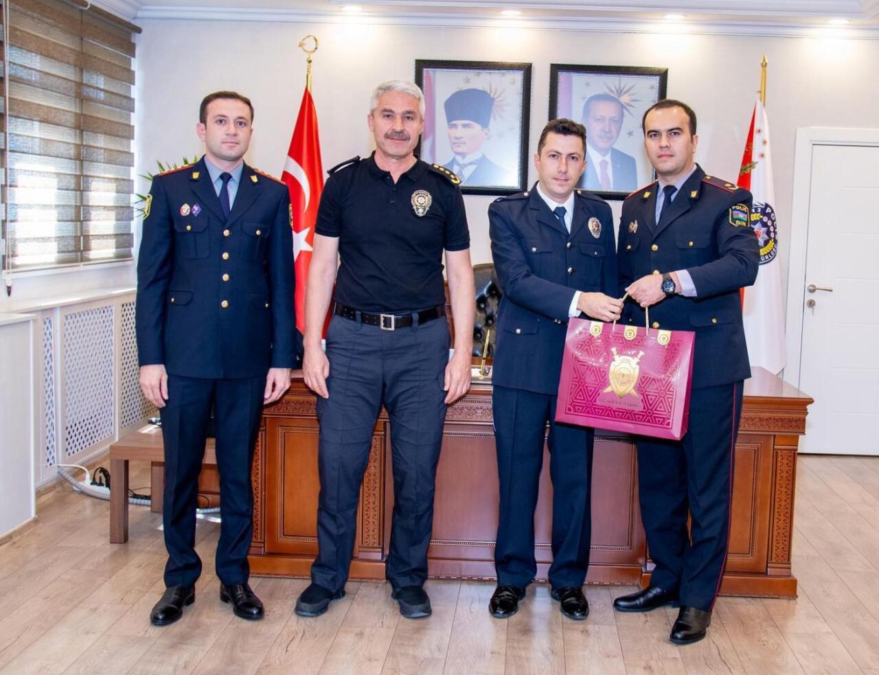 Вилаят Эйвазов наградил турецкого полицейского