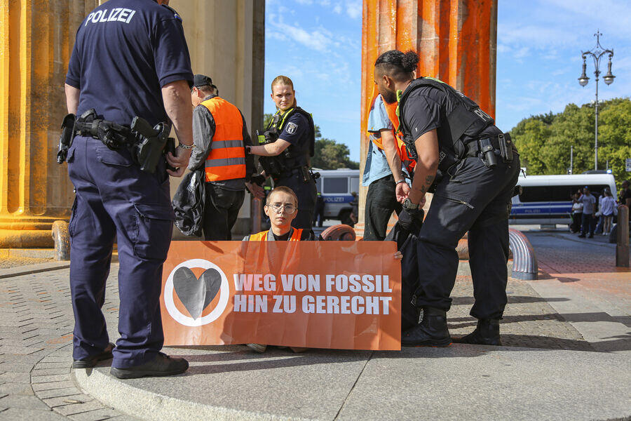 Экоактивисты облили краской Брандербургские ворота в Берлине