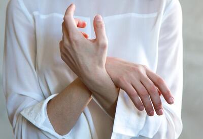 Не перчатками едиными: как защитить руки во время уборки с бытовой химией