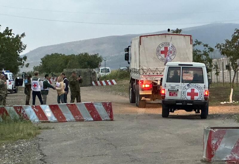 Автомобили Красного Креста с продовольственным грузом проехали по дороге Агдам-Ханкенди