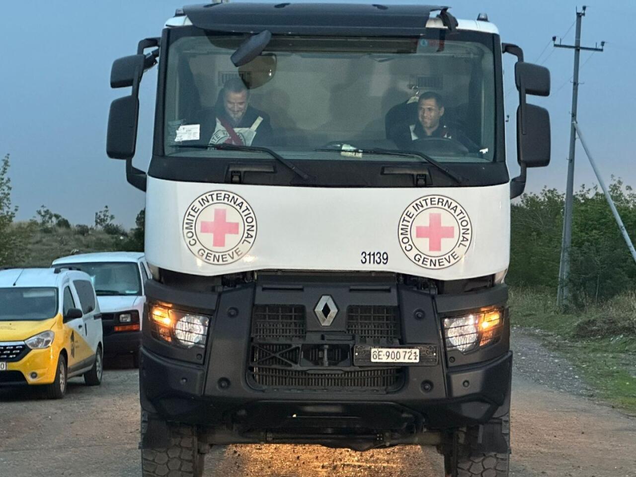 Автомобили Красного Креста с продовольственным грузом движутся в сторону Ханкенди
