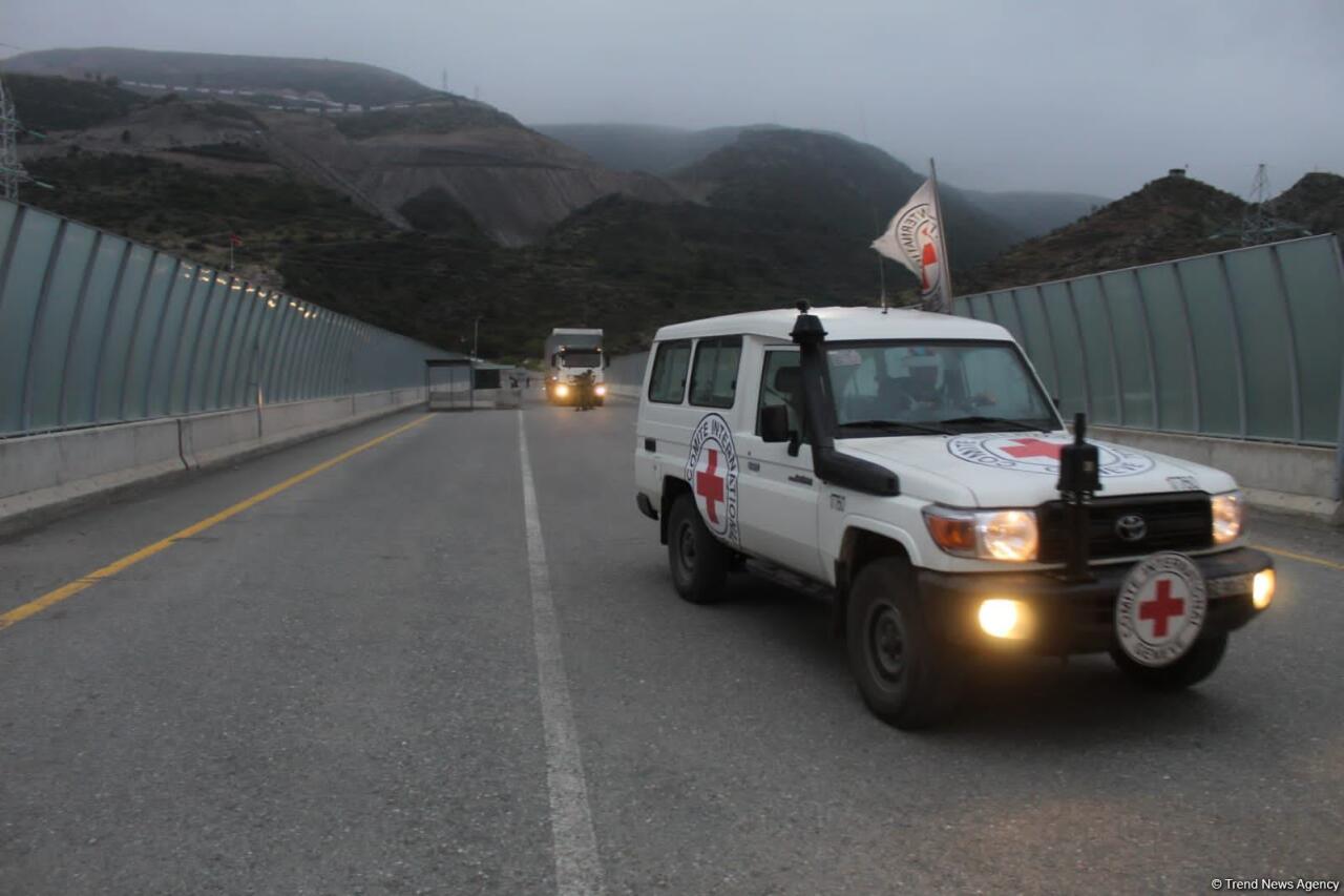Грузовик Красного Креста с продовольственным грузом досмотрен на ППП "Лачин" и едет в Ханкенди