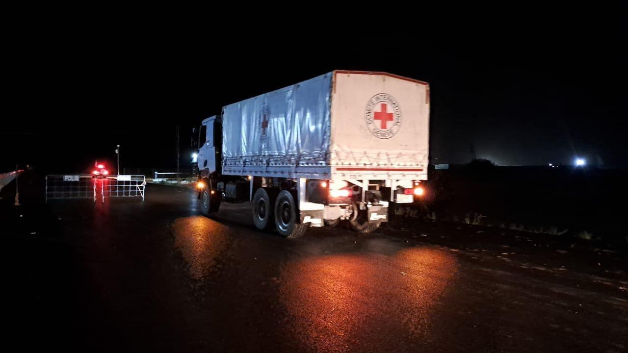 Автомобили Красного Креста с продовольственным грузом движутся в сторону Ханкенди