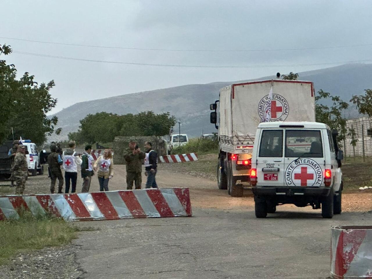 Автомобили Красного Креста с продовольственным грузом проехали по дороге Агдам-Ханкенди