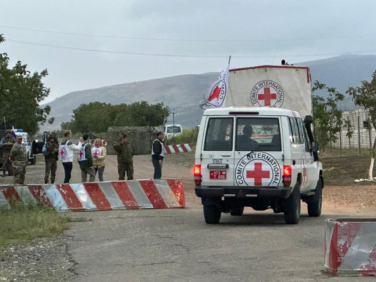 Автомобили Красного Креста с продовольственным грузом проехали по дороге Агдам-Ханкенди