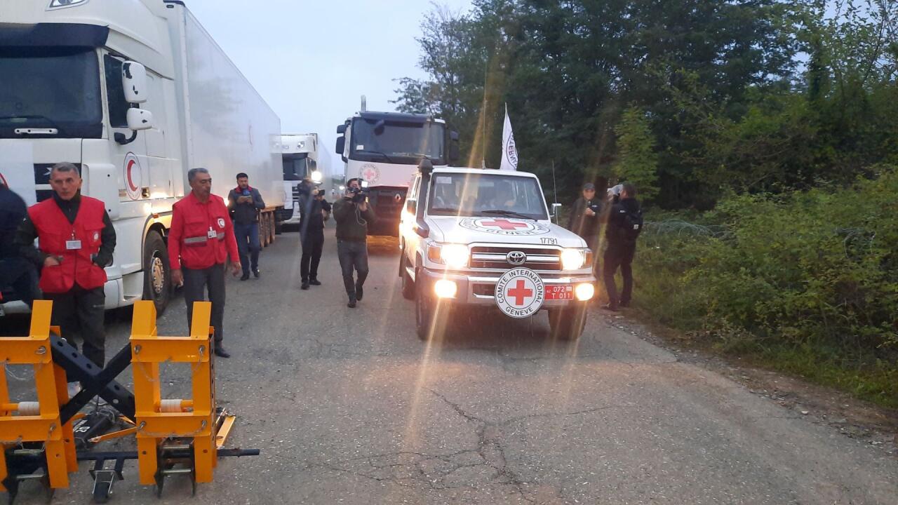 Автомобили Красного Креста с продовольственным грузом проехали по дороге Агдам-Ханкенди