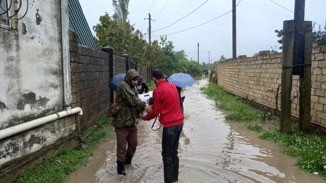 На затопленных из-за ливней территорий в Астаре и Лянкяране прошла эвакуация