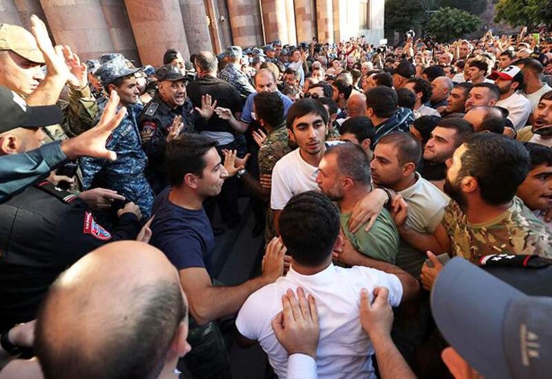 Протестующие слехстнулись с полицией у посольства РФ в Ереване